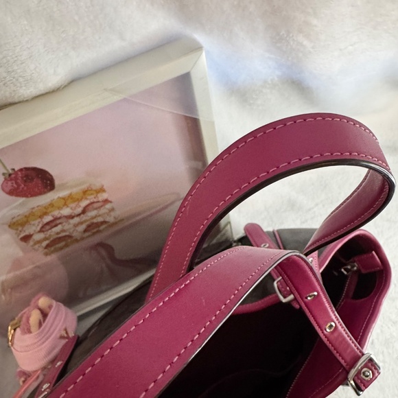 🔴SOLD🔴 Coach Meadow Shoulder Bag in Signature Coated Canvas - Picture 6 of 12